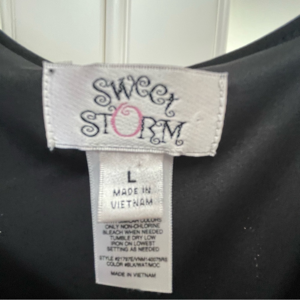 Sweet Storm Black and Red Sheath Dress with Dolman Sleeves - Picture 5 of 8
